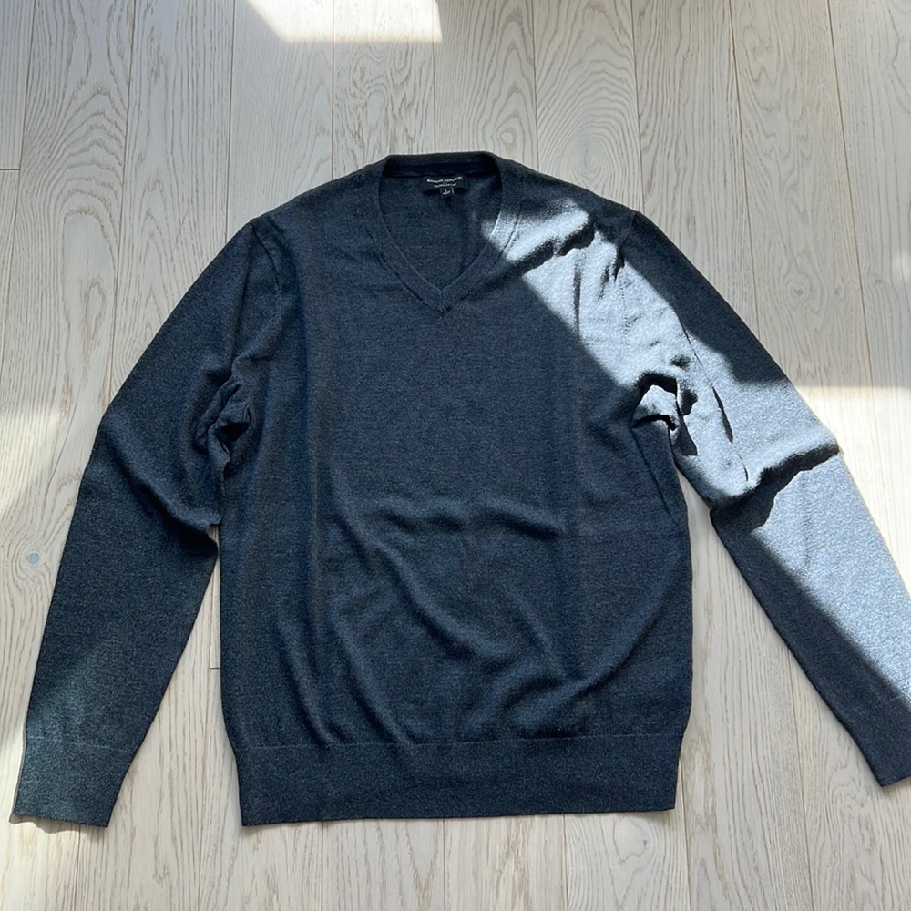 Banana Republic Men’s Premium Luxe Yarn. Dark gray sweater. V-neck. Size Large.